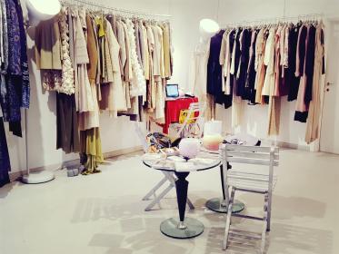 Piccolo temporary in Brera con vetrina