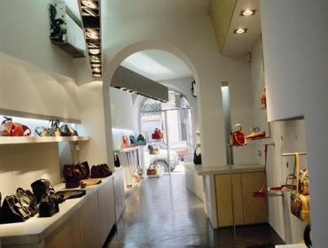 Temporary con doppie vetrine in Garibaldi