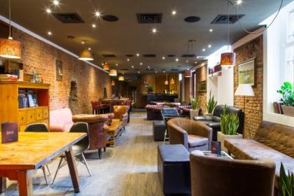 Locale con giardino interno