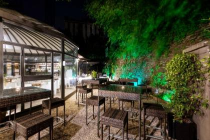 Locale con giardino interno