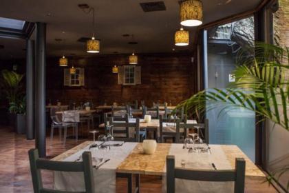 Locale con giardino interno