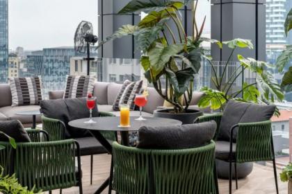 Futuristico hotel con terrazza in Centrale