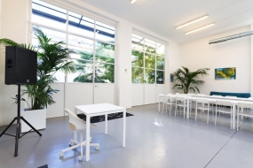 Loft total white con piccolo giardino zona Turro